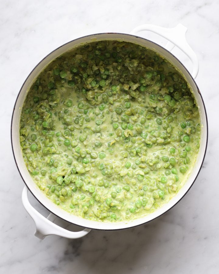 Creamy pea sauce in a whit pot.